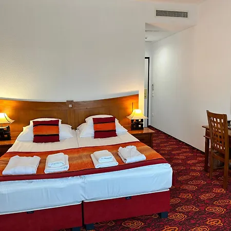 Hotel Liget Wellness Es Konferencia Sarvaš