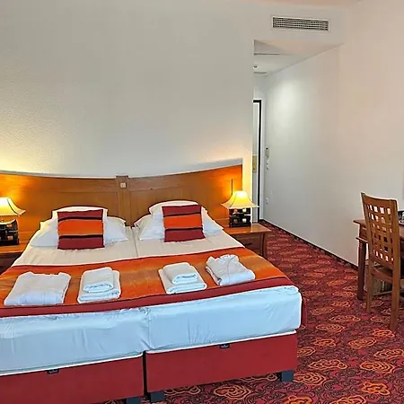 Liget Wellness Es Konferencia Hotell 4*