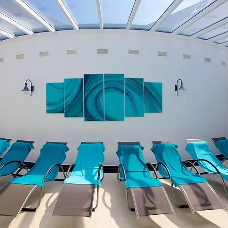 ホテル Liget Wellness Es Konferencia 4*